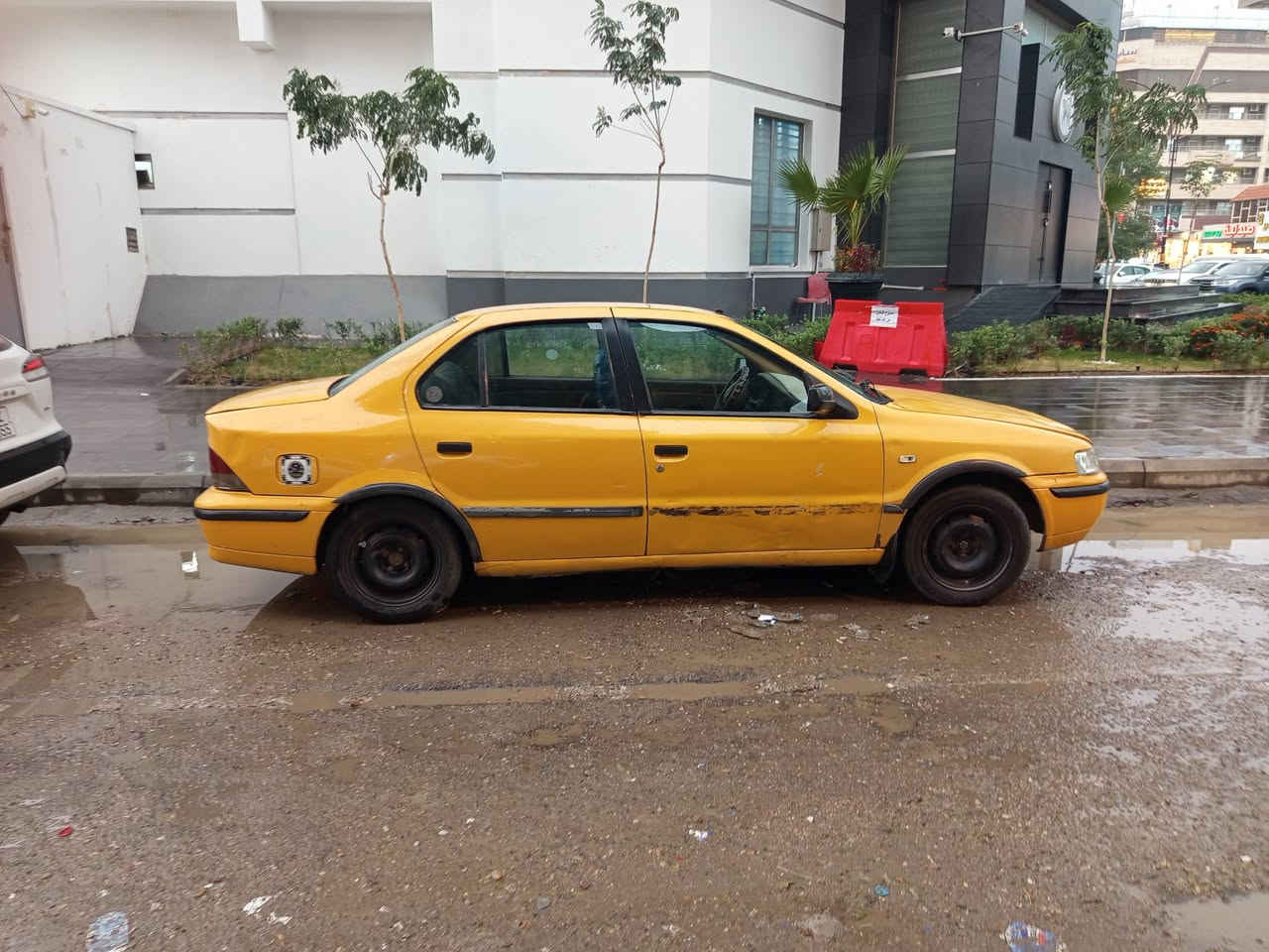 سلام عليكم عدي سمند للبيع موديل 2012 كير مكينه مكفولات تبريد شغال حداديه اماميه خلفيه جديده رقم نجف تحويل موباشر هيهه غرامات مصفره وهاذه رقمي *********** بي واتساب السعر 30وبيه مجال لطيبين
