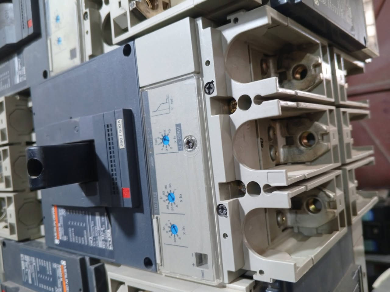 سلام عليكم ورحمه الله وبركاته 
يوجد لدينا قواطع شنايدر فرنسي نوع MG
400 امبير 630 امبير  ثلاثي ورباعي 
استفسار *********** مرتضئ عكد 
يوجد لدينا توصيل لجميع المحافظات العراق 👉👉
