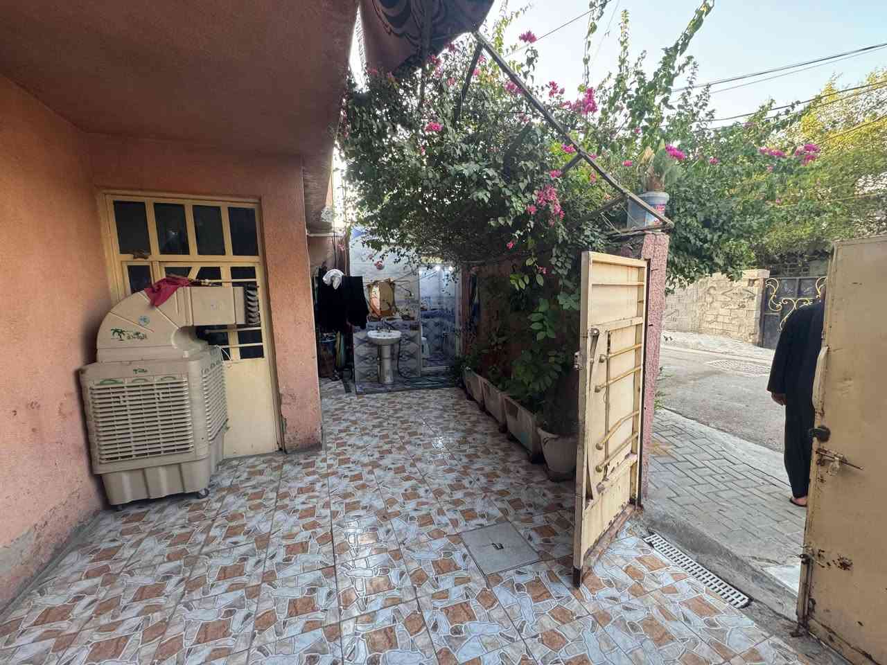 دار للبيع مساحه 200م زراعي طابق واحد يرهم 2 يشترو او واحد   كفاءات العبيدي شارع مقابيل حسينية ائمة البقيع  منطقة شمر
غرفتين نوم استقبال كبير مطبخ مع الكاونتر
  صحيات داخلي خارجي صاله كبيره حمام داخلي خارجي
 بيع مستعجل جوه السوك وبلعافيه عالياخذه 
*********** مكلف بنشر 
دار للبيع مساحه 200م زراعي طابق واحد يرهم 2 يشترو او واحد   كفاءات العبيدي شارع مقابيل حسينية ائمة البقيع  منطقة شمر

