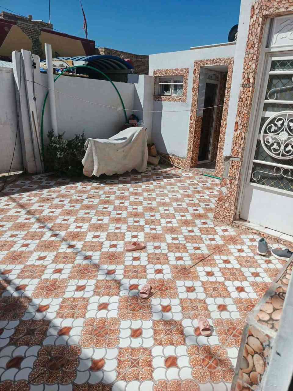 يعلن مكتب الكرعاوي اللعقار بيت اللبيع المساحه 160 متر زراعة سند 25 خلف حي الحضارة غرفتين وصاله مطبخ واستقبال تصال ***********
