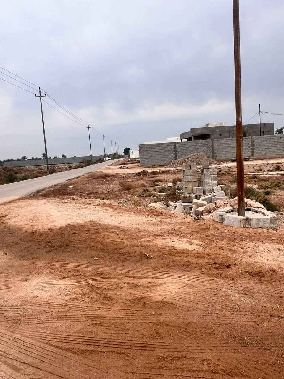 سلام عليكم بيت للبيع وقطع للبيع
النشوه نهايت السايدين تبعد عن الشارع 200 متر
ورضه ومدرسه يمة روضه والمدرسه تبعد 50 متر عنه
***********
