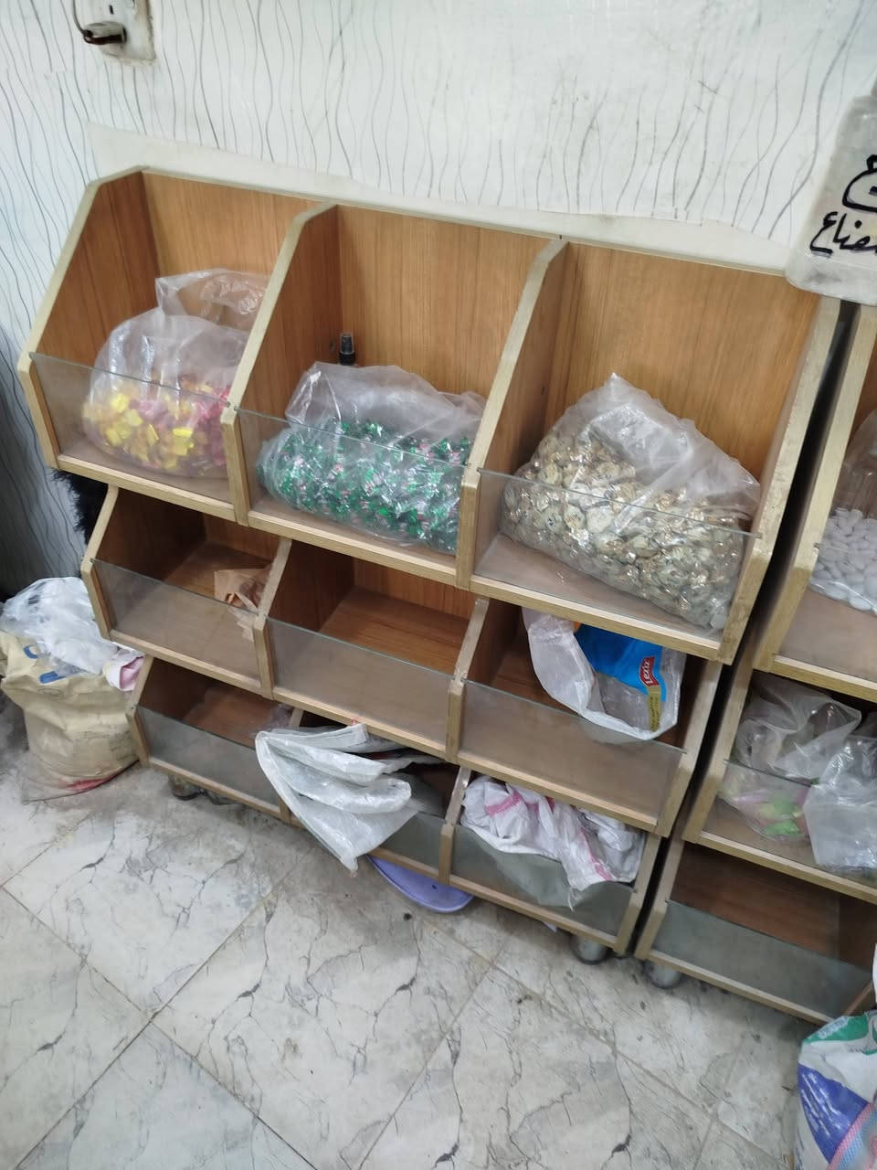 السلام عليكم رفوف خشب للبيع نظيفه جدا والسعر 400وبي مجال للاتصال *********** مكاني بغداد
