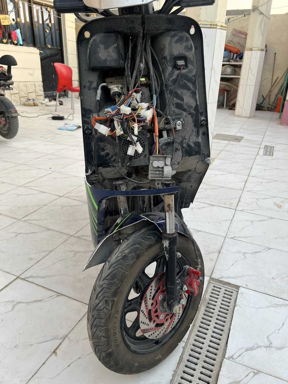 ‏دراجه شحن من شركة ولي ار11 بطاريات خمس بطاريات 32 أمبير من شركة ولي والدراجة شغالة بس يحتاج تبدل ماش و
 كفرات والدرجة كل شيء ما أبيها الدراجة صارلي شهرين من مشتريها بطاريات بحالة جيدة جدا  سعرها 300 الف تواصل على هذا الرقم ***********
