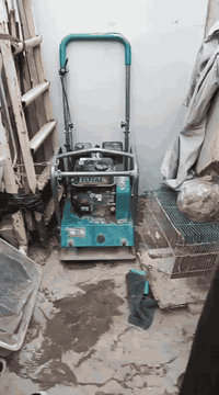 عندي 3 تانكي 3000 لتر البيع وعندي حادل نص طن جديدة وعندي موالدة بانزين...