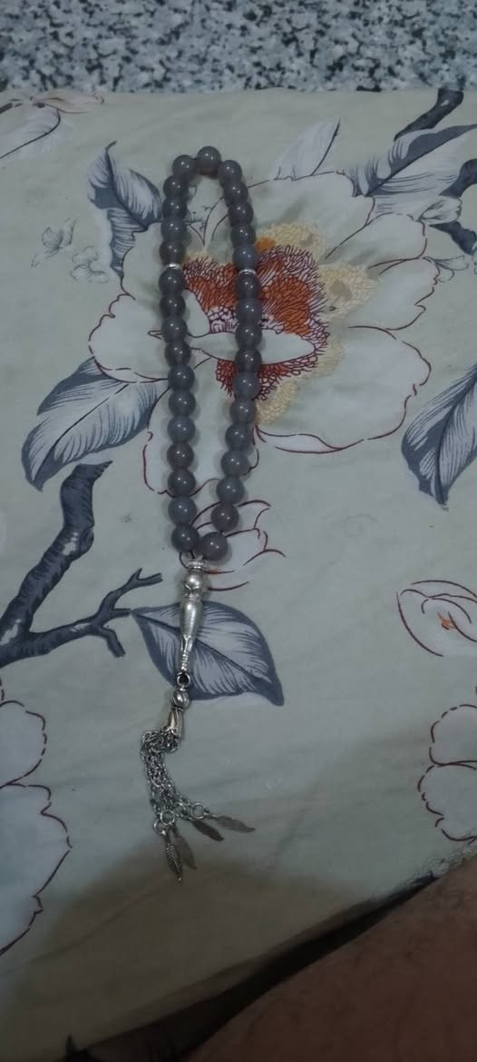 تحياتي للجميع السبح كله عقيق طبيعي ذمه وشرط الفحص البيظه 99حبه العقيق والسبح الزغار 33 حبه المحابس نحاس بس كلهن احجار طبيعيه والبيض انتيمون مو فظه بس احجارهن طبيعي والسوارات الابيض عطف والثاني داوودي مكاني بابل مركز ماعندي توصيل  كلمن وسعره الخاص مفتوح ***********
