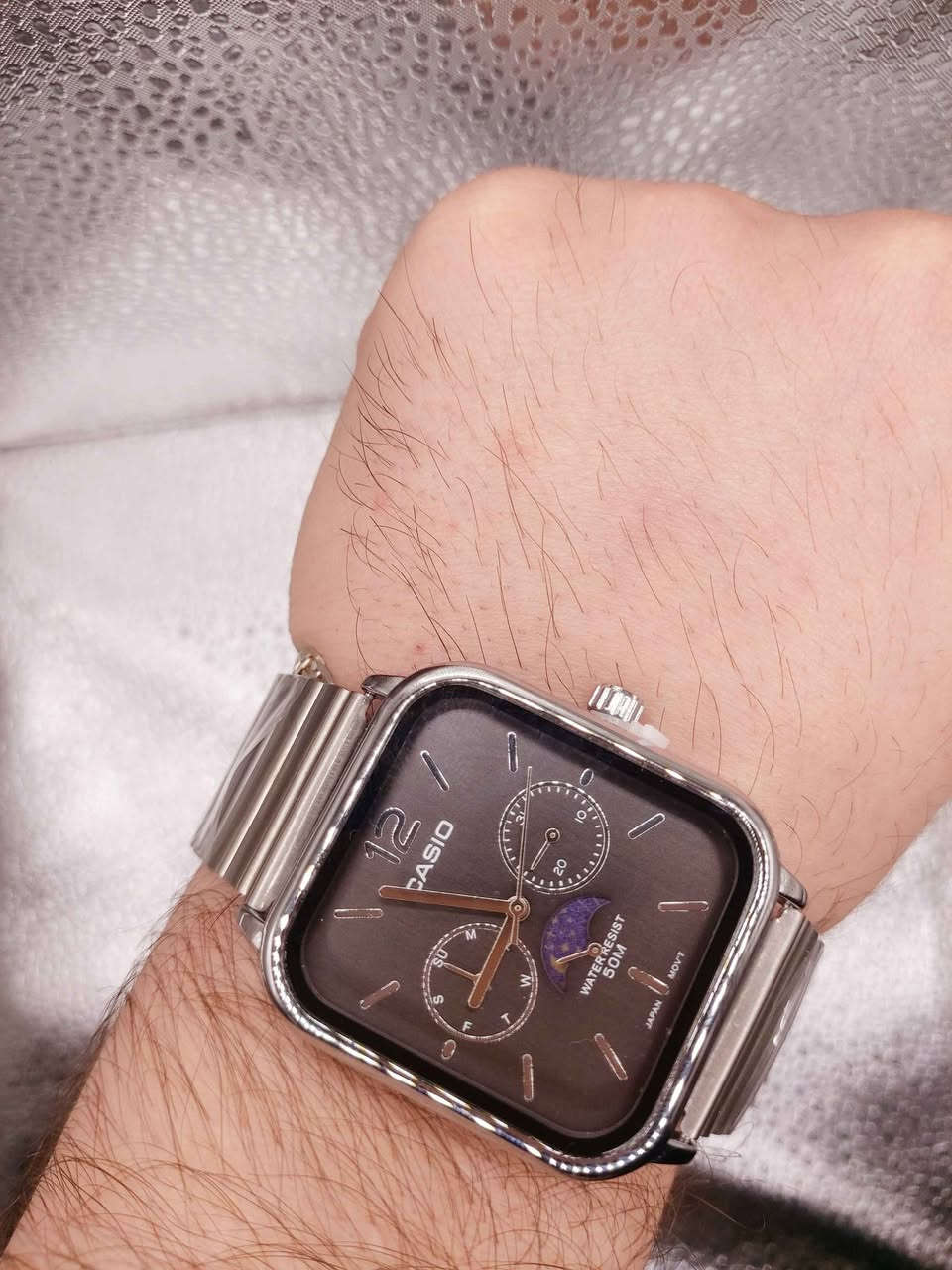 35عل اول تم الساعة هي ساعة كاسيو للرجال موديل MTP-M305D-1AV، وتتميز بتصميم كلاسيكي مع وظيفة عرض مراحل القمر. 
مقاومة الماء: تصل إلى عمق 50 مترًا.
الزجاج: معدني مقاوم للخدش.
الإطار: مصنوع من الفولاذ المقاوم للصدأ.
الدقة: ±20 ثانية في الشهر.


**إذا كنت صاحب هذا الإعلان وتريد حذفه لأي سبب، رجاءا أرسل رسالة إلى الدعم الفني**