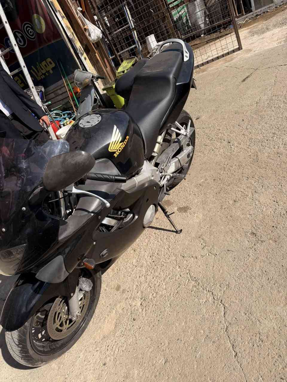 السلام عليكم اخواني دراجة بطح F4 600 للبيع الدراجة مكفولة مآخذها من كلشي وكلاشي قبل اسبوع نزلتها ***********
