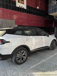 للبيع كيا سبورتج هايبرد  2022 السياره كفاله بيه بس باب الصدر طخات صغار...