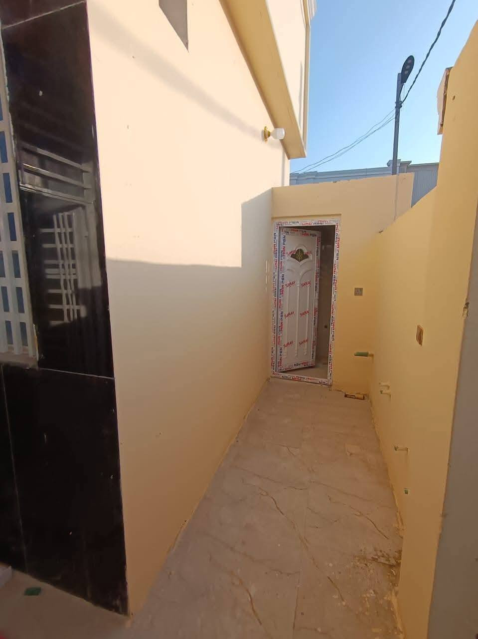 مكتب اليرموك
عنوان البيت مقابل ملحق قرية الغدير***********☎️
تفاصيل البيت 👇👇المساحه 130متر 
#ال. العنوان نجف 
سعره 50وبيه مجال 
#غرف نوم عدد 2
#وصاله عدد 
#حمامات عدد 2 
 
#ملاحضة البيت بناء 2025
سند 25
#شارع عرض 10متر
ماء+كهرباء+كيبل ضوئي مقابيل +مولده+مدارس حكوميه واهليه ومول تسوق منزلي 

جميع الخدمات متوفره
للاتصال ***********واتساب
