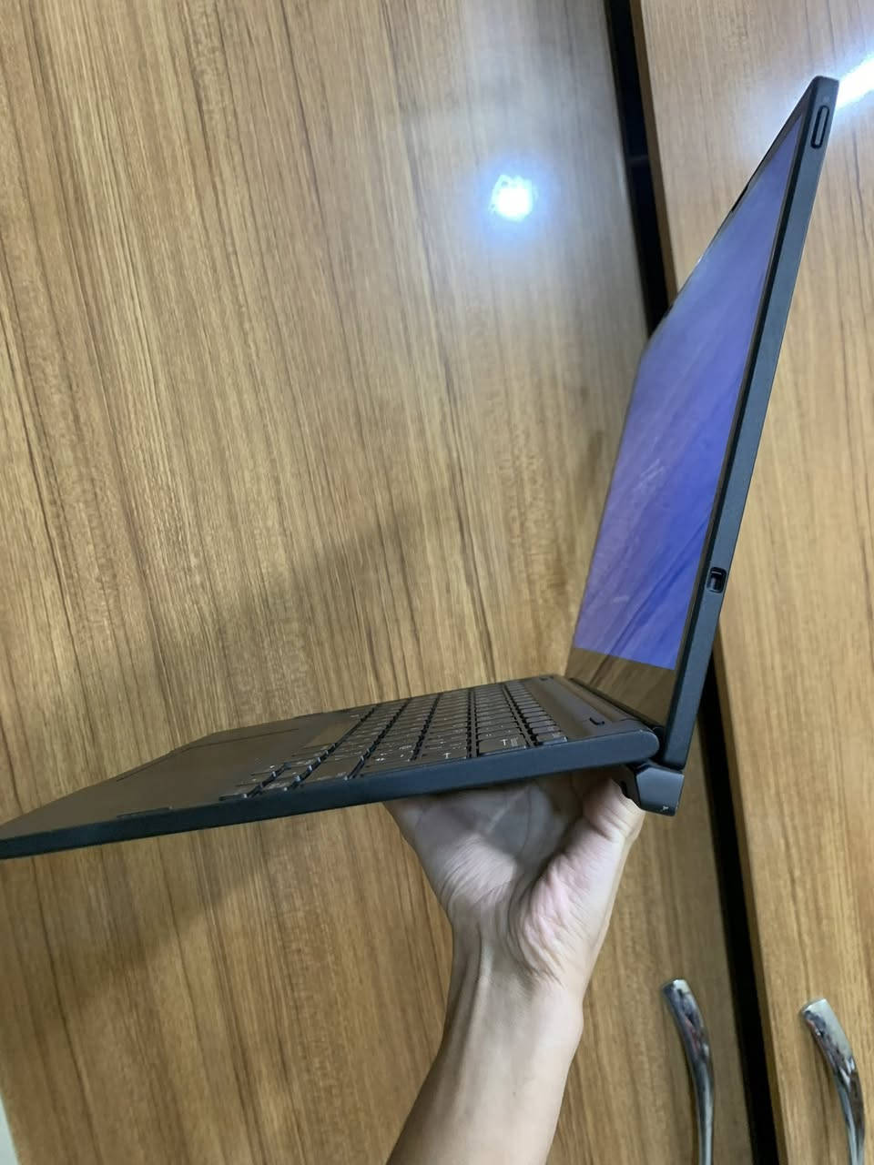 Core i5 
جيل سابع 
رام 8
هارد 256 ssd 
الشاشة دقتها 2k 
و لمس و الكيبورد ينفصل
***********
270 الف وتوصيل موجود
