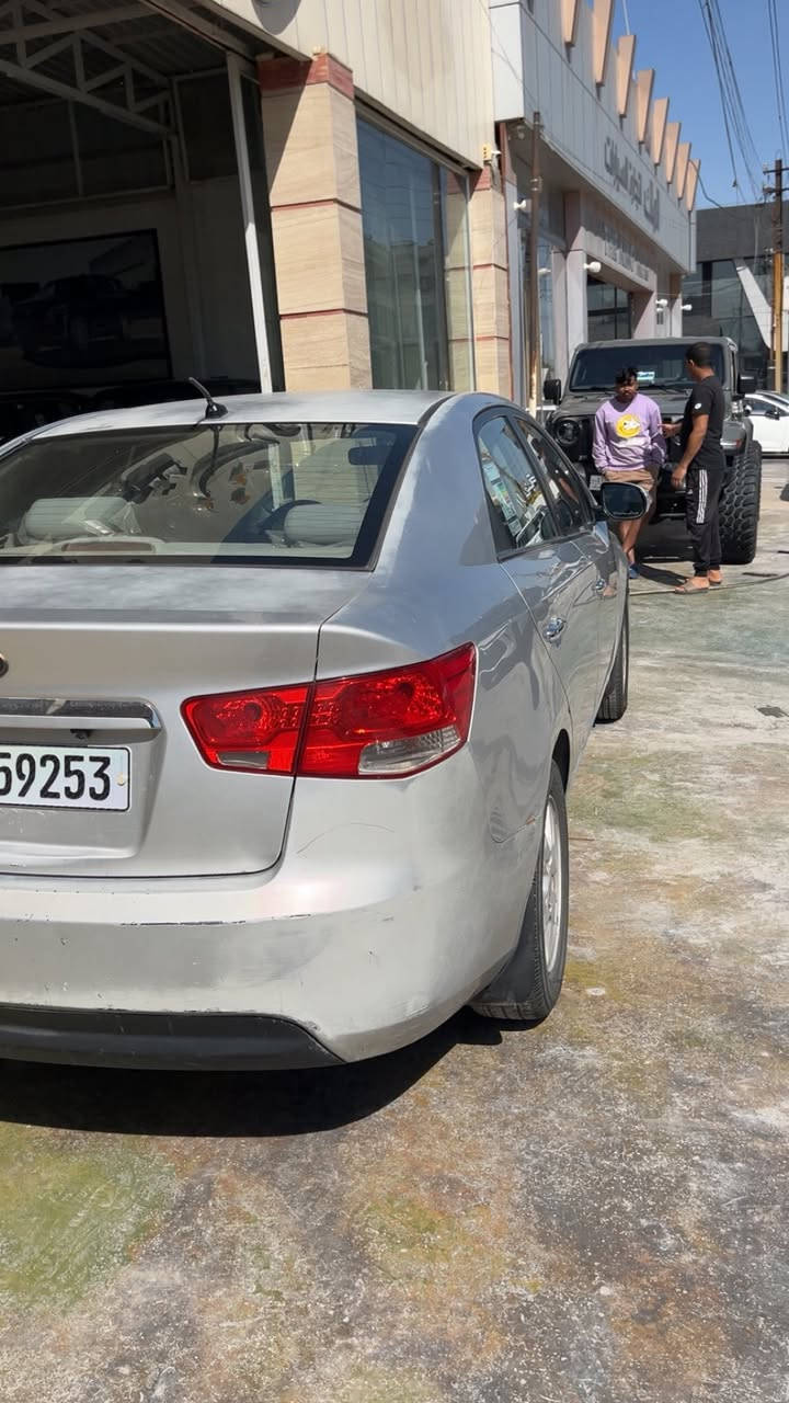 السلام عليكم سيراتو خليجي موديل 2009 السياره جاهزه من كل نواحي صدر تبريد كير مكينه مابيه اي نقص بيه شويه من لبنيد اقل الشبر بس لباقي لكشر كله كفاله السياره باسمي تحويل ثاني يوم رقمها بغداد الجديد السعر (85) ***********
