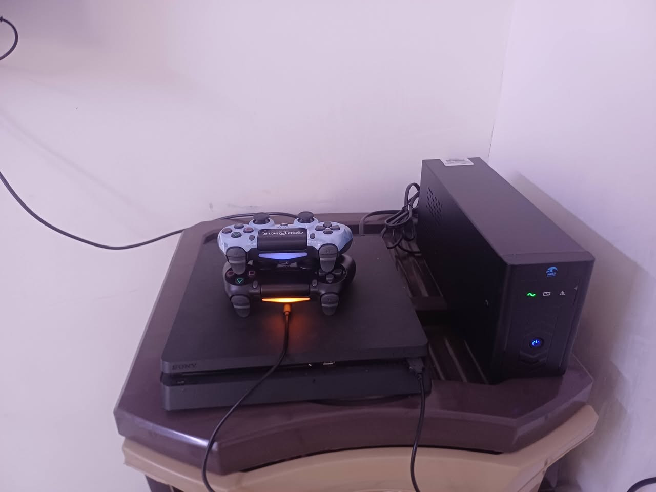 السلام عليكم 
ps4 slim اونلاين
ذاكرة 500 
نظافة 100% لوك ستيكر مكفول
لا مصلح ولا مفتوح 
كامل ملحقاته وياه كيبلاتة واليدة 
نظيفة مابيها اي مشكلة + حساب عربي اماراتي يحتوي مكتبة العاب ضخمة85 لعبة مملوكات مو اشتراك تبقى وياك مدى الحياة وكذلك ضمان الحساب مدى الحياة متنزل 12 لعبة جاهزات موضحات بالفيديو 
سعر الجهاز 275  مع اليو بي اس +جوستكات اثنين 
مكاني ابو دشير  
رقمي ***********
