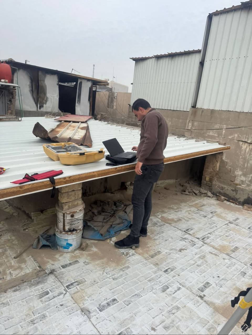 📍 عمل مساحي لبناية تجارية في الشورجة

تم تنفيذ رفع مساحي دقيق لبناية تجارية تحتوي على 7 محلات لغرض تحديد مساحة كل محل بشكل منفصل تمهيداً لعملية البيع.

👷‍♂️ تفاصيل العمل:

✔️ تنفيذ الرفع المساحي باستخدام جهاز Total Station لضمان أعلى درجات الدقة.
✔️ قياس جميع الأضلاع والحدود الفاصلة بين المحلات بدقة عالية.
✔️ تقسيم الأضلاع المشتركة بين كل محل وآخر لضمان عدالة ودقة المساحات.
✔️ احتساب مساحة كل محل بشكل منفصل.
✔️ إعطاء المساحات بدقة المليمتر.
✔️ إعداد مخطط مساحي تفصيلي يوضح:
 • تقسيم المحلات
 • أطوال الأضلاع
 • مساحة كل محل بشكل مستقل

📐 تم تسليم مخطط واضح يمكن الاعتماد عليه في إجراءات البيع والتنظيم العقاري.

⚙️ العمل تم وفق أصول العمل المساحي الهندسي وبأجهزة حديثة عالية الدقة.

📞 لتنفيذ جميع الأعمال المساحية: ***********
 • رفع الأراضي والدور
 • تقسيم العقارات
‏ • As-Built
‏ • Layout
 • تحديد الحدود والمساحات بدقة عالية

الدقة في المساحة تعني حقوق واضحة للجميع
