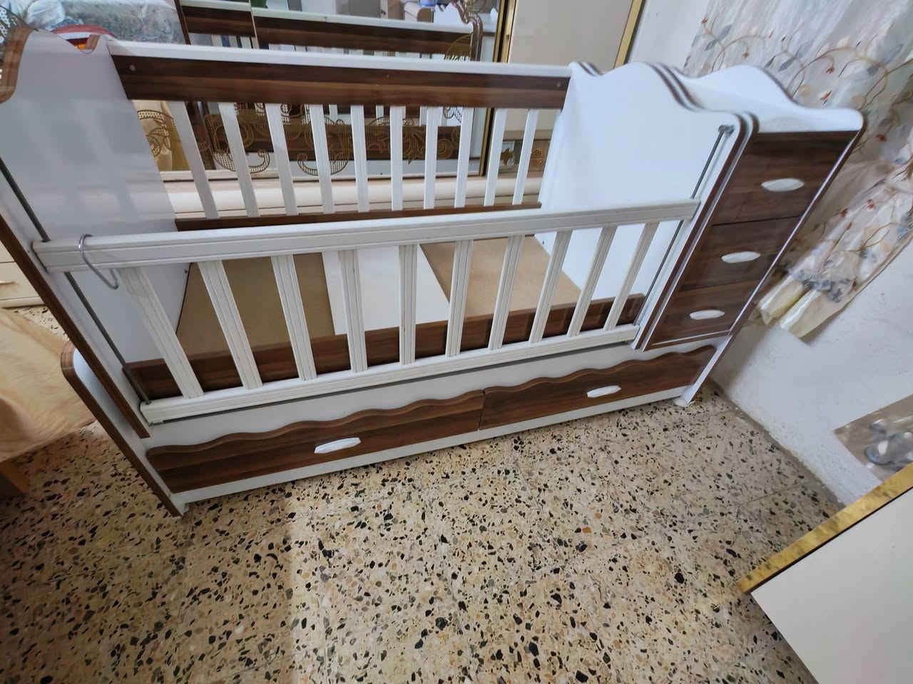 السلام عليكم تخت طفل هزاز حيل نظيف السعر عل خاص
