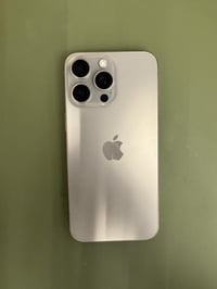 للبيع ايفون 15 pro max جهاز نظافة ‎%‎100 بطارية 96  عدد الدورات 365  د...