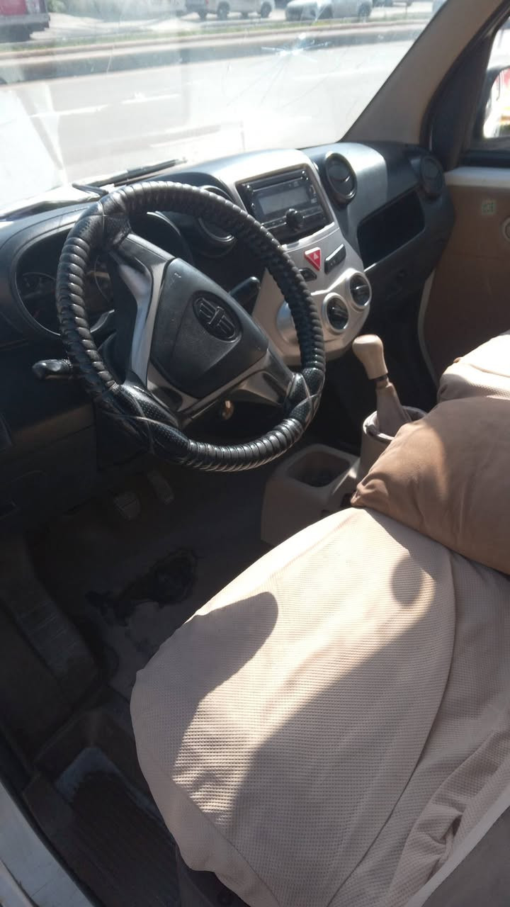 السلام عليكم ورحمه الله وبركاته سياره فاو خشفه ١٠راكب موديل ١٥رقم انكيزي محرك تيوتا  حجم ٢٠٠٠  كير اوتماتيك   بغداد السعر 30 وبيه مجال لاتصال ***********
