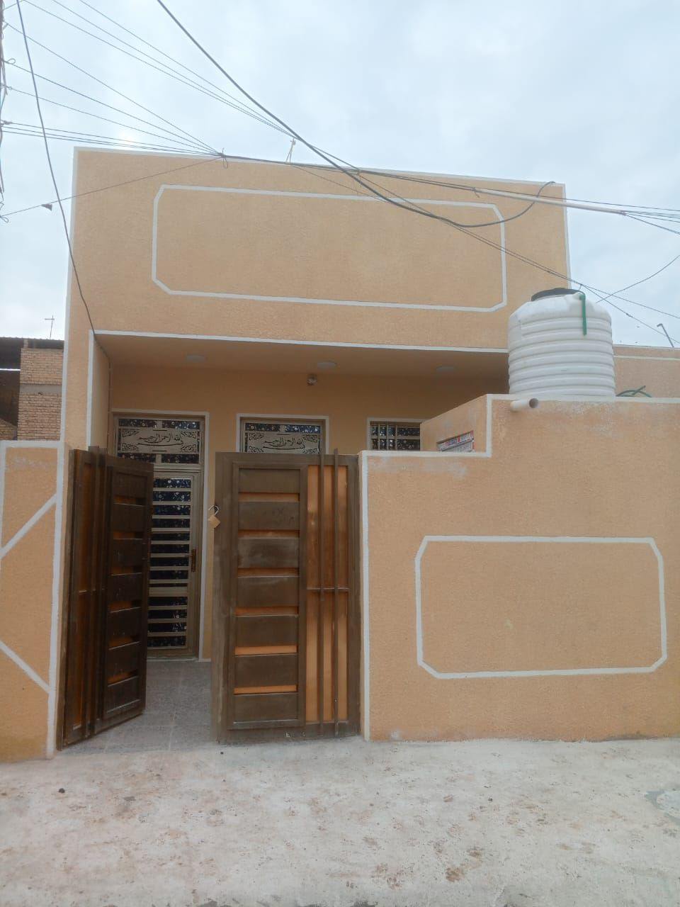 بيت للبيع 100م. في منطقة الحسينيه سكلات 10 تالاف بناء حديث 2025 السعر 60 رقم الهاتف ***********
