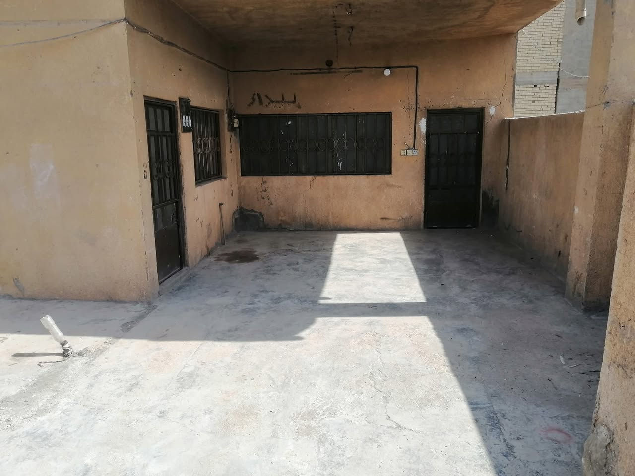 دار للبيــــــع [ ٢٠٠ ] متر طابو صرف كربلاء / حي الطاقة / ثالث بيت عن الشـــــــــــــــــــــــــارع العام كافة الخدمات (تبليط مـاء مجـــــــــــــــــــــاري مدارس مستوصف سوق) { غرفتيـــــــن نــــــــــوم صـــــــــــــالة ١٠م مطبـــــــــــــخ استقــــــــــبال صحيــــــــــــــــــات داخليــــــــة خارجية } 
 البناء بلوك والسقف كونكريت مسلح السعـــــــــــر { ١٢٥} مع المجال علما ان البيت فارغ حاليا ولايوجد به اي نقص
 رقــــم الهاتف  [ *********** ] [ *********** ]
