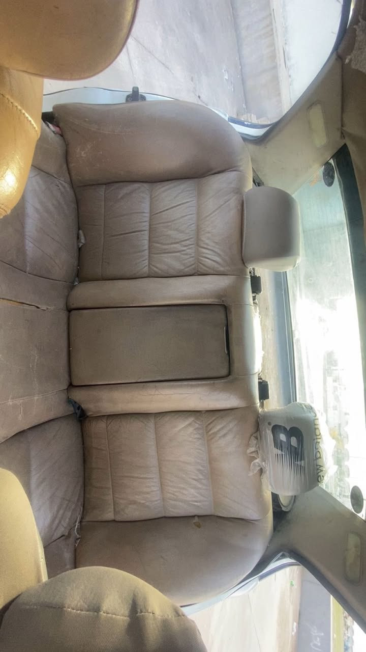 السلام عليكم بي ام دبليو مديل 90 بجم عريض مكينه كبس كير واكسل بشرط عليها كير عادي zf السياره شلعه ومعدل طياره كهربائيات كلها شغاله تبريد وتدفئه شغالات صدر امامي خلفي جديد مابيها نقص دعامياتM دوسات Mترايش M عليها وياله هامان طخم تاير جديد رقم السياره اربيل ومكانها اربيل الشراي يتصل هذا رقمي *********** مستعجل علبيع سعرها 39 والله مو سعرها بس متوازي وبل الف عافيه عل ياخذها
