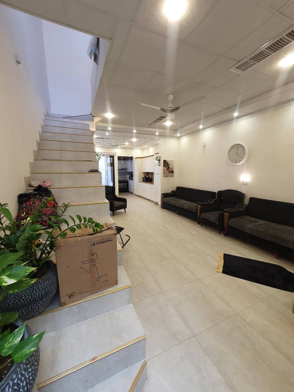 دار للبيع في شوراو بابا كركر
قرب حفتة بازار ١٠٠م صالة مفتوح عل مطبخ حار بارد غرفتين نوم واحد ماستر خدمات كامل ماء كهرباء فرع صب خلف شارع رئيسي ب ٢٠م 
للاتصال ***********
