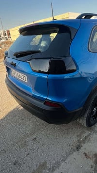 جيب كراند شيروكي (بزون)2023  فول ما عدا الفتحه ماشيه 34000 كم قطعه صبغ...