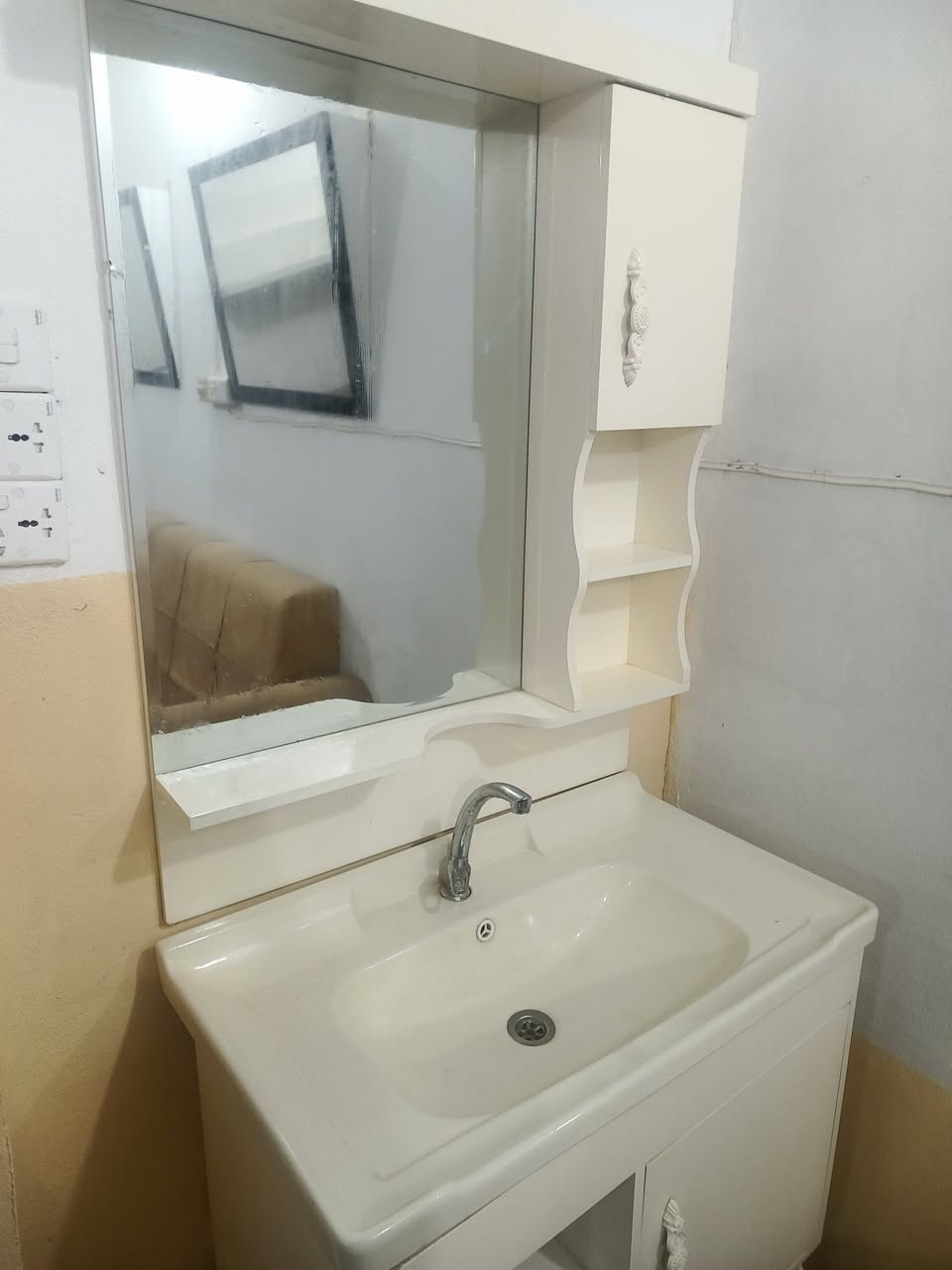 السلام عليكم
 غراض حلاقة كاملة للبيع 
كراسي عدد2 وميزوه عدد 2 وقنفات عدد 2 ومغسلة + مراوة  ورفوف عدد2  الغراض جدد مستعملات مدة شهرين تجي وتشوف العنوان طوز حي التاخي مقابل مدرس صدى العراق الجديدة وقرب ملعب مصطفى جاسم 
للاستفسار عن السعر اتصل عل الرقم

‏‪***********‬‏
