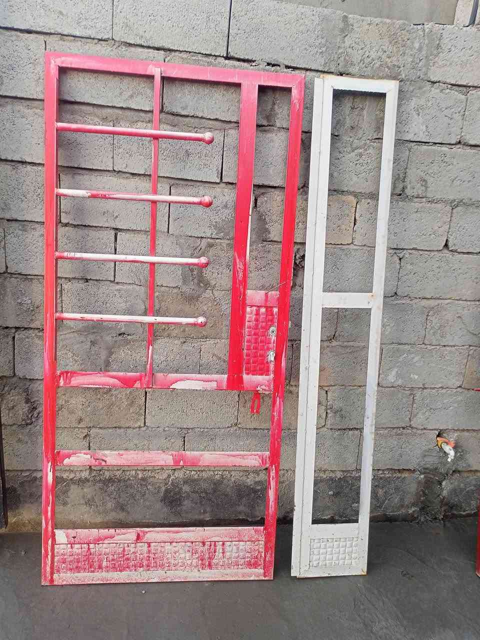 ابواب غير مستخدمه
باب مطبخ وباب ستقبال طلاكتين

بدون اطارات   
***********
