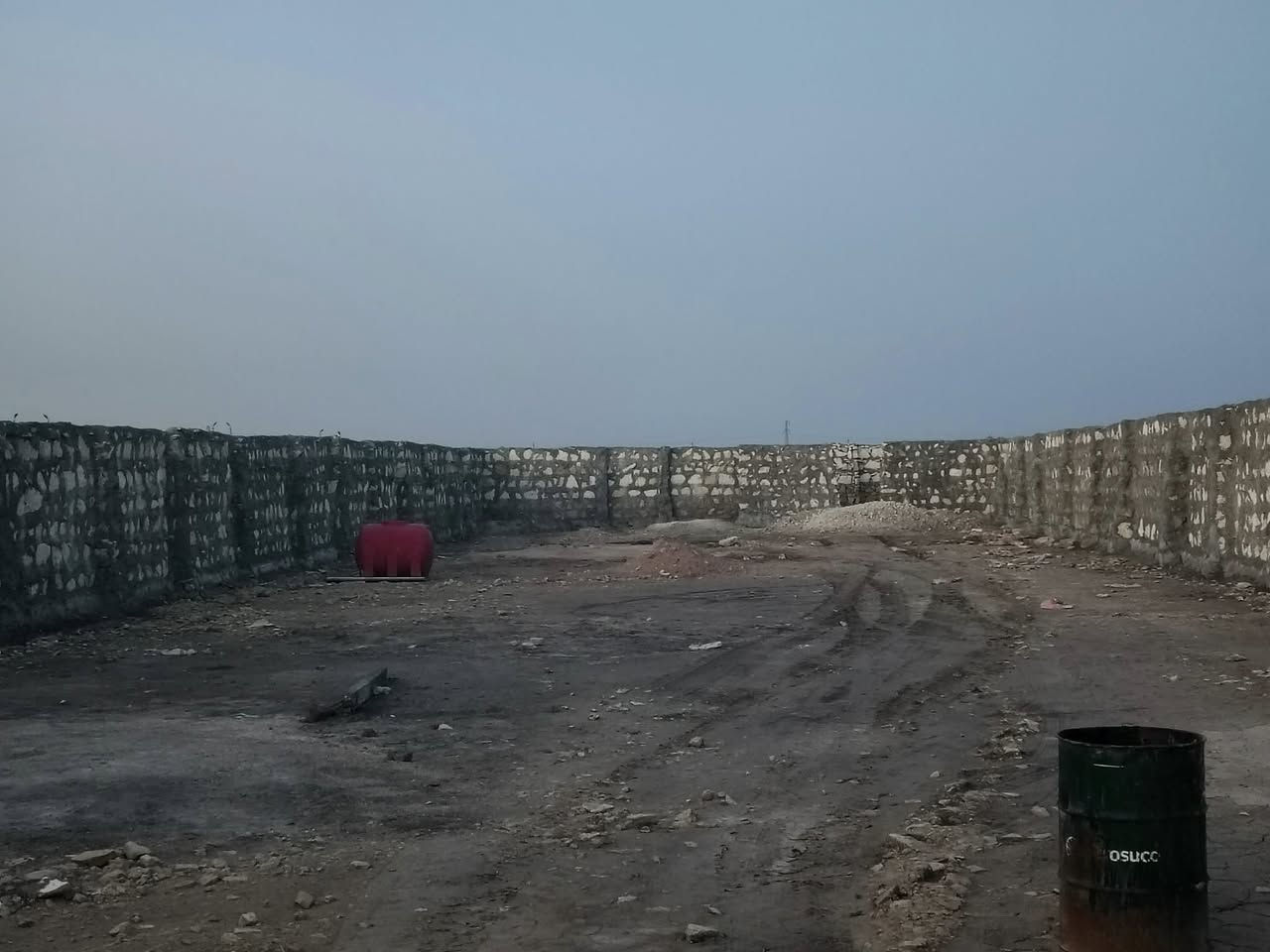 السلام عليكم للبيع ١٠٠٠ الف متر العنوان مقابيل معمل طابوك القادسيه نزله مجمع النرجس تبليط وماي وكهرباء كلهن متوفرات ومسيجه حجر وجاهزه 25الاستفسار ***********
