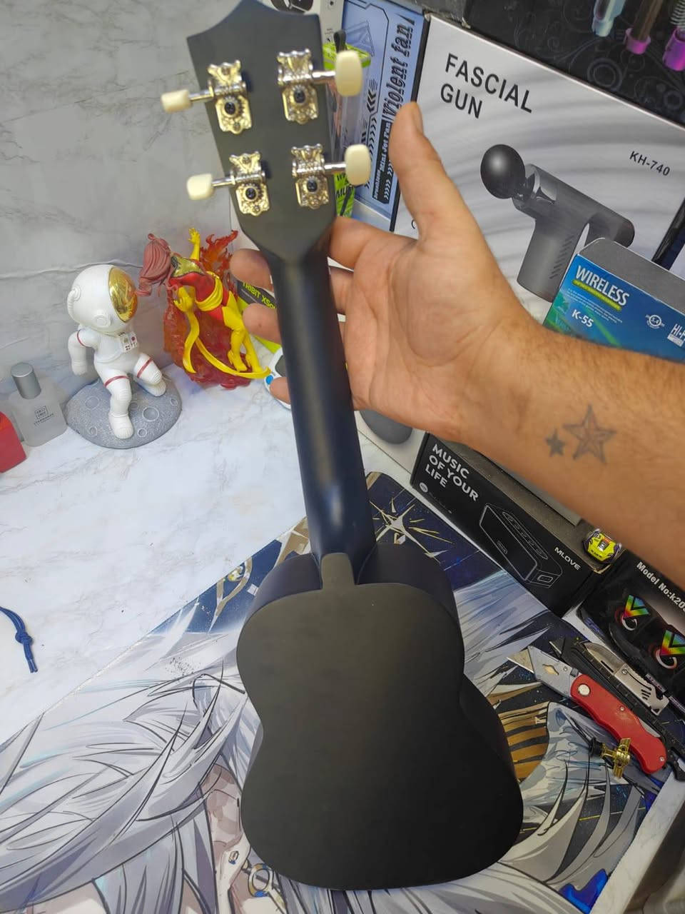 **آلة يوكوليلي (Ukulele) موسيقية للبيع**
 * **المميزات:** آلة وترية من عائلة الجيتار، التصميم باللون الأسود المطفأ (المات)، خفيفة الوزن وسهلة الحمل، نظيفة جداً وجاهزة للعزف.
 * **السعر:** 85 ألف دينار.
 * **العنوان:** ذي قار - قضاء سوق الشيوخ.
 * **التوصيل:** متوفر لكافة محافظات العراق.
للحجز يرجى المراسلة على الخاص.


**إذا كنت صاحب هذا الإعلان وتريد حذفه لأي سبب، رجاءا أرسل رسالة إلى الدعم الفني**