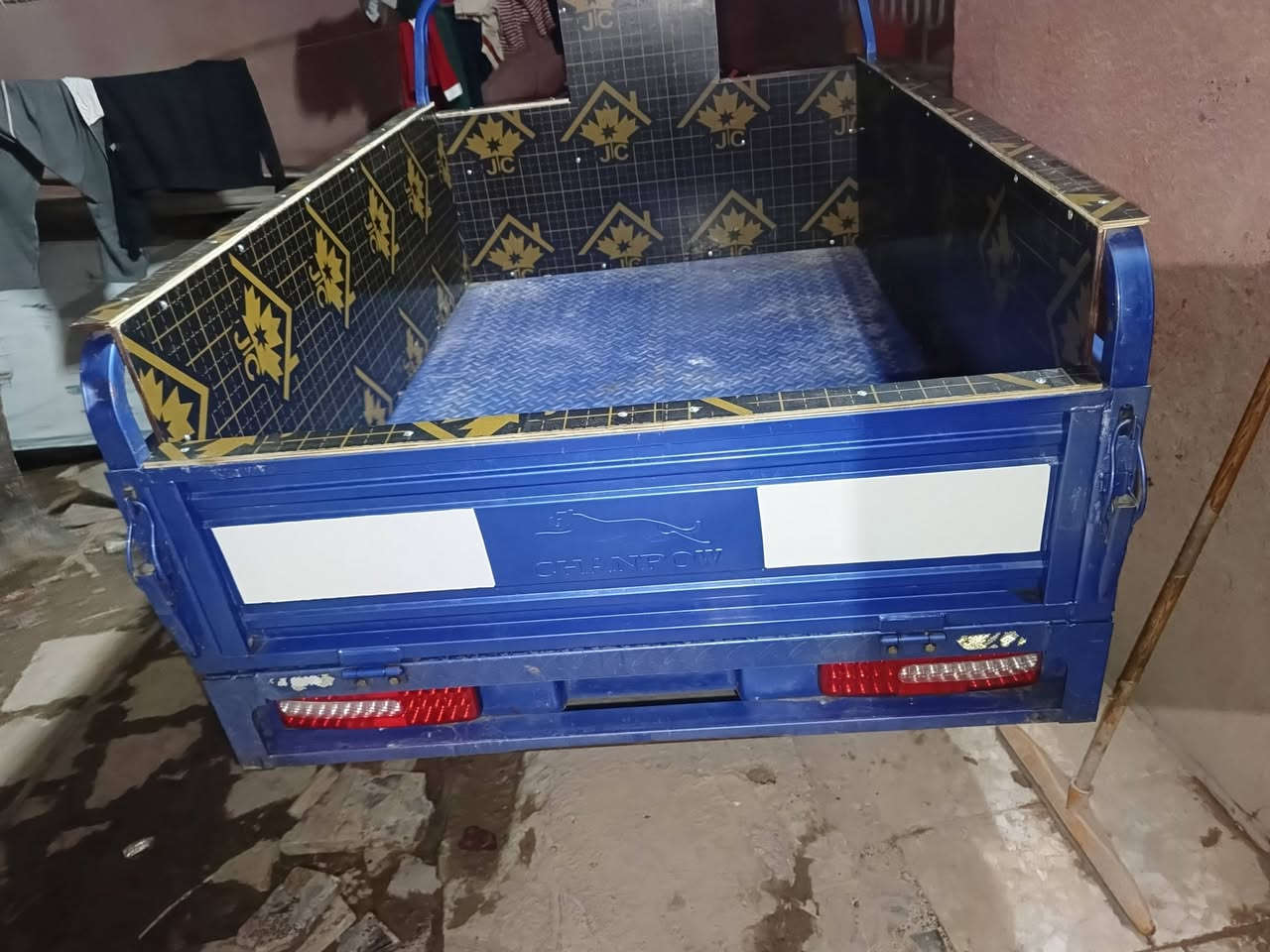 السلام عليكم ستوته زرقاء 22 تجي ورقتين السعر مليون و650 المكان نهروان ***********
