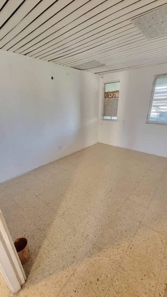 🏡 للإيجار في السيدية – مجمع (5)
✨ شقة طابق ثاني بموقع مميز، مناسبة للعوائل وجاهزة للسكن.
🔹 تتكون من:
✅ 3 غرف نوم
✅ صالة
✅ مطبخ
✅ 2 حمام (خدمات)
✅ مخزن

💰 الإيجار: 550 ألف دينار شهرياً
————————————
📞للاستفسار:☎️ ***********
