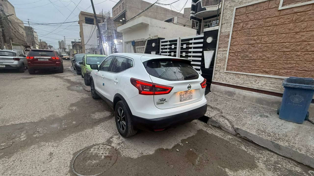 السلام عليكم.
نيسان روج 2020 سبورت.  رقم بغداد 
محرك 2000 
رادار 360 
3 انضمه قياده 
حساسات خلفيه+تحكمات ستيرن+تثبيت سرعه+النقطه العمياء+كامرا  +  لايت زينون 
ماشيه 100  

حادثهه فقط. البنيد مصبوغ  .  +بارد بسيط 
مكان السياره. واسط الزبيديه. 
***********
