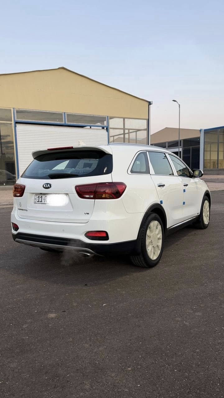 السلام عليكم 
سورنتو 2018 شكل ال 20 اخت الزيرو السياره مضمومه

السياره خليجيه فول 1/1 بعدهه بفابلون الشركه من النوادر هاي السياره شرط مكفوله من جكت الابره بعدهه عل وضع الشركه فابلون الشركه ونايلون الشركه حته بل كاعيه بعدهه ملزكه اخت الزيرو ماشيه 41  الف البصمه الثاني تاير الشركه العده السبير الكتلوكات بعدهن مامفتوحات زيرو والمواصفات فول 1/1 اعله فئه 

قماره بنرامه 

بصمه 

الباب الخلفي كهرباء

كشنات جلد اصلي دبل كشن كهرباء 

فورويل دفع رباعي 4x4 

محرك 6 سلندر 3500 

كير 8 نمر 

7 راكب 

3 قطع تبريد 

شاشه اصليه ام الجي بي اس 

اريل نفكيشن 

ويل 19 كروم 

اربع كشنات تدفه تبريد 

فول تحكم استيرن 

مخارج اواكس يو اس بي 

شاحن واير ليس 

حساس امامي خلفي 

رادار 

نضام اقتصاد 

بكلايت لد 

لايت ناصي عالي بلاوجتر زنون 

مكان السياره بغداد 

رقم بغداد دولي بسمي سنويه وهزه جديده 

رقمي ***********
