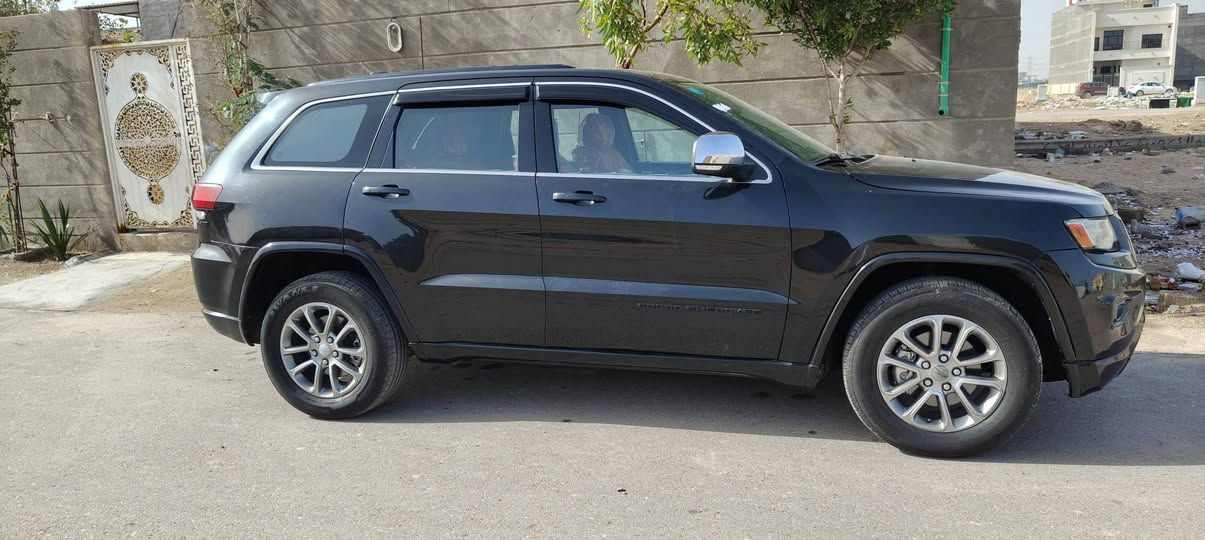 السلام عليكم 
جيب شيروكي وارد امريكي مديل 2015 محرك 6 سلندر حجمه 3600 السياره نضيفه وكلش حلوه احله من الصوره بعد بيه طخات خفيفه حداديه ومحرك وتبريد خير من الله السياره مفوله فول مواصفات السعر 200 وبيه مجال للطيبين عنوان السياره البصره قبله حي بغداد للستفسار اكثر اتصل 
***********
***********
ملاحضه اني مكلف بلنشر رجاً لا تراسلني
