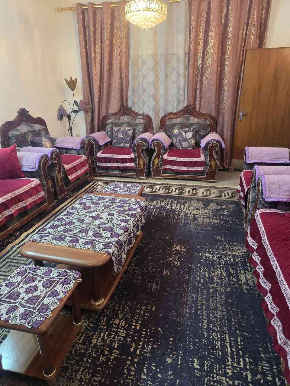 السلام عليكم تخم قنفات تفصال مع طبلات والثريات للبيع السعر مليون وبي مجال عنوان بغداد الجديده رقم ***********
