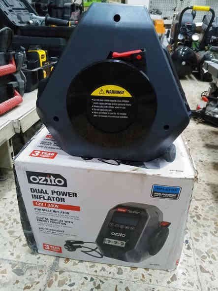 السلام عليكم 🙋🌺 
كمبريسر هواء سياره وبالبيت يشتغل 
يعمل على الباتري وعلى الكهرباء 
تكدر تتحكم بقياس الهواء الكترونيا 
يحتوي كذلك على مصباح اناره قوي جدا 
السعر ٥٥ ألف مع التوصيل 
الحجز على الخاص او الاتصال على الرقم 
***********
