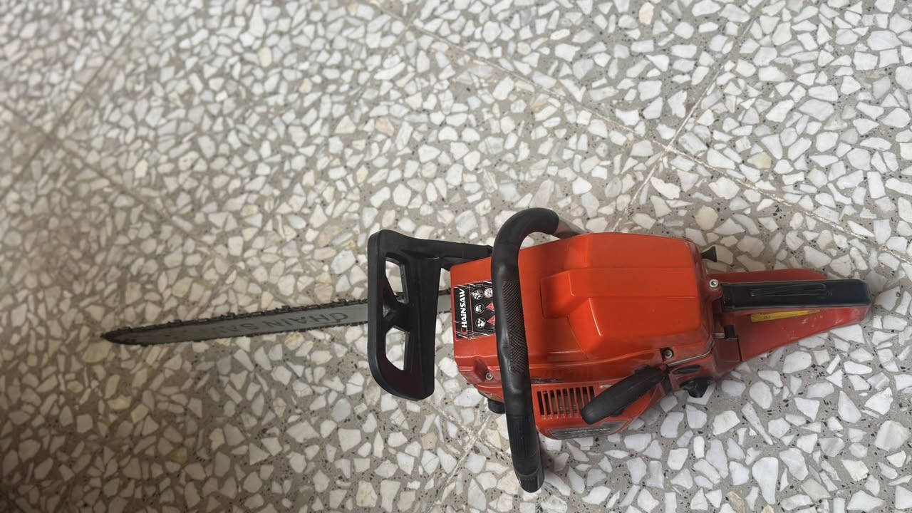 سلام عليكم منشار   يستخدم لتقطيع الاشجار المزلي والحدائق يعمل ع البانزين  اخو الجديد السعر   125 الف مكاني بغداد تقاطع درويش رقمي ***********
