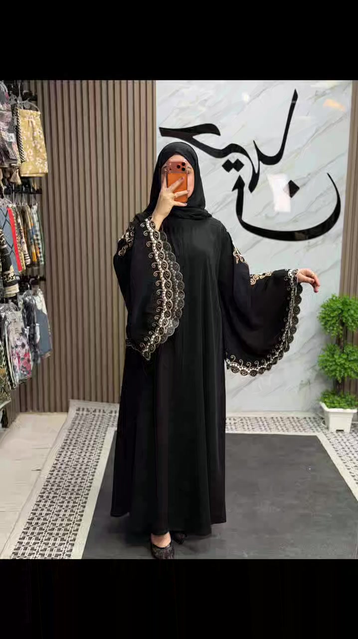 🖤 الأناقة تبدأ من التفاصيل…
عباية سوداء بخامة انترنيت
 وتطريز ناعم ولمسة فخامة تخلي حضورج يلفت من أول نظرة ✨
تصميم راقي ✨
قصة مريحة وانسيابية ✨
تطريز أنيق يبرز جمال الإطلالة ✨
مناسبة للمشاوير، المناسبات، والسهرات الهادية 🤍
📍 العنوان: بابل – الإسكان – قرب مجمع الغصون
📲 للحجز والاستفسار واتساب: ***********
🚚 التوصيل متوفر لجميع المحافظات
