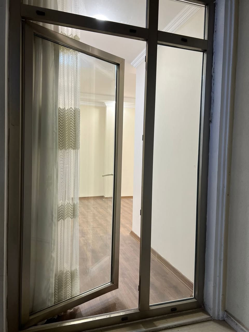 شقه للايجار واجهه داخلي روز تاور طريق كويه غرفه وصاله ب200دولار
***********
