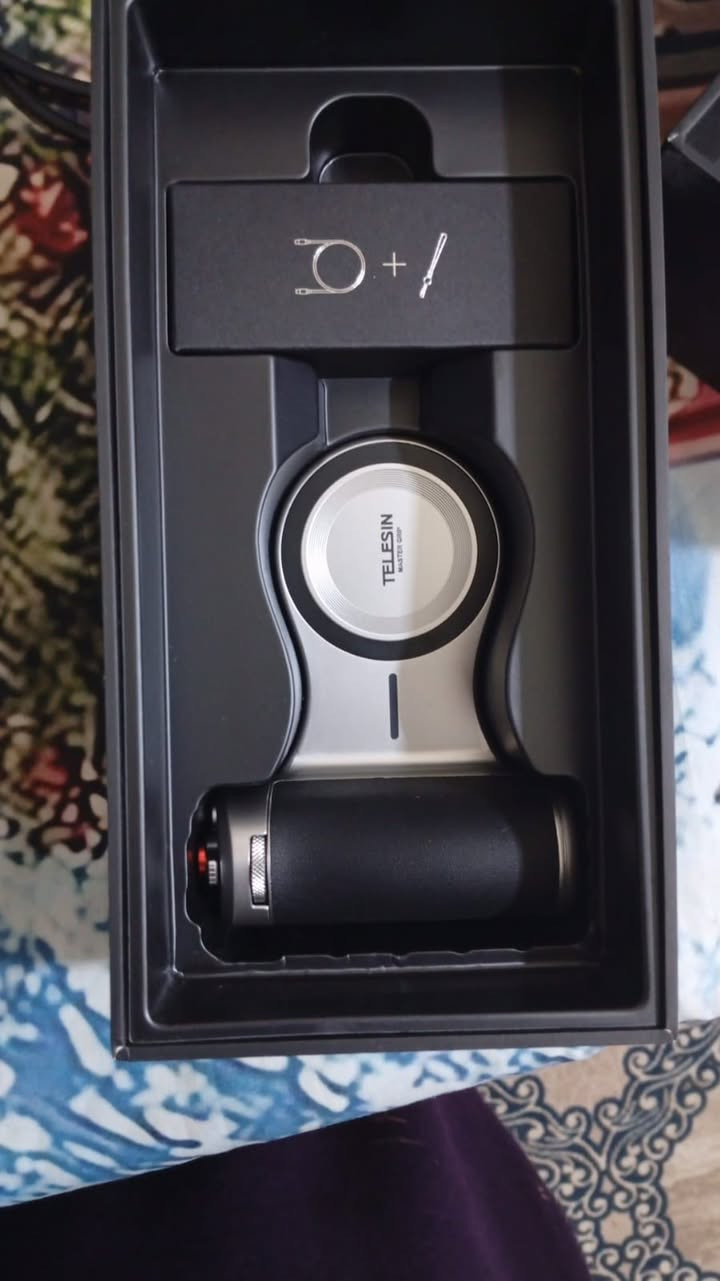 سلام عليكم
TELESIN Master Grip – احتراف بيدك!

حوّل موبايلك إلى كاميرا احترافية بسهولة 💪
مثالي للبث المباشر، التصوير، والفلوكات 🎥

✨ المميزات:
✔️ مسكة مريحة وثبات عالي
✔️ بطارية مدمجة 3200mAh 🔋
✔️ شحن لاسلكي (MagSafe)
✔️ تبريد للجهاز أثناء التصوير ❄️
✔️ زر تصوير Bluetooth + تحكم بالزوم 🎮
✔️ يدعم تركيب إضاءة ومايك

📱 متوافق مع iPhone 17 Pro / Pro Max

💰 السعر: (125 الف مع التوصيل)
📍 الموقع: (بغداد)

📩 للحجز أو الاستفسار راسلني خاص***********
