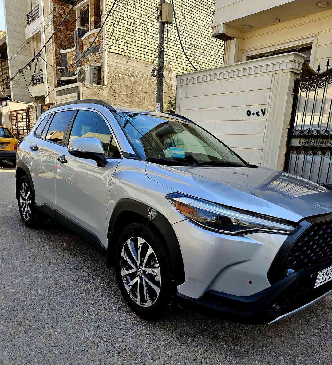 السلام عليكم للبيع كورولا كروس بانزين فقط امريكي  موديل ٢٣ فول مواصفات فئة XLE بريميوم رقم بغداد 
* فتحة سقف 
* كراسي جلد تدفئة بالكراسي الاماميه وكهرباء 
* جنطه خلفيه كهرباء 
* تبريد قطعتين 
* شاشه جبيره تدعم كاربلي نظام الصوت JBL ودمام خلفي 
* كامره خلفيه متحركه 
* مودات قياده 
* توقف ذاتي 
* اطفاء ذاتي 
* سياقة ذاتيه 
* تحديد مسار 
* تحكم استيرين 
* شاشة العدادات الكترونيه 
* إضاءة داخليه 
* سايد بريك بصمه 
* بصمة أبواب وتشغيل 
* ترحيب أثناء الاقتراب من السياره 
* رادارات ٣٦٠ درجه 
* نقطة عمياء 
* اشاره بالمراة الجانبيه وهيتر 
* حساسات امامي خلفي 
* فور ويل السياره 
* ويل كب حجم ١٨ انج 
*محرك حجم ٢٠٠٠ سي سي 
* لايتات اماميه داينمك متحرك لد وزينون بلادي 
* كشافات زينون بلادي 
* بك لايت لد على طول الجنطه  
* حادث السياره فقط تبديل بنيد وبارد بالجاملغ الأمامي الايسر كفاله شواصي ولغود وراديترات يعني غاز وماي بلادي مال أمريكا طاك ايرباك استيرن ودشبول ماشيه ١٥٦٠٠ مايل قابل للزياده سعرها ١٨٧ ورقه وبي مجال بسيط مكاني بغداد الغزاليه للتواصل ***********
