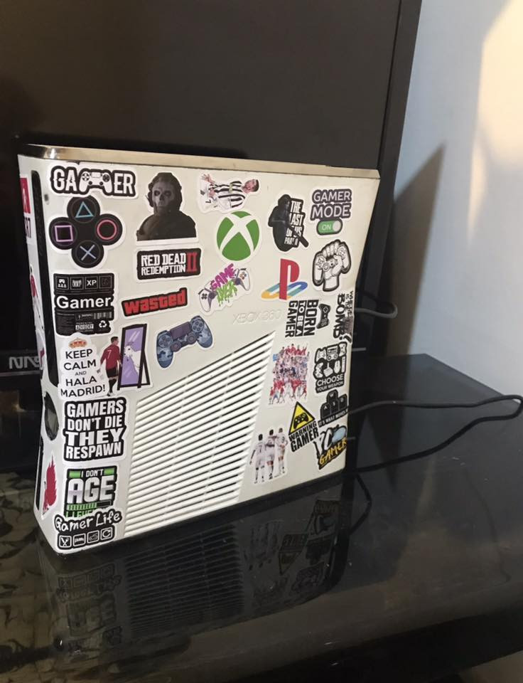 السلام عليكم
اكس بوكس 360 سلم  مهكر مع كامل الملحقات 
هارد 250 بي ٢٠ لعبة قوية 
السعر 80 الف 
للتواصل واتساب ***********
