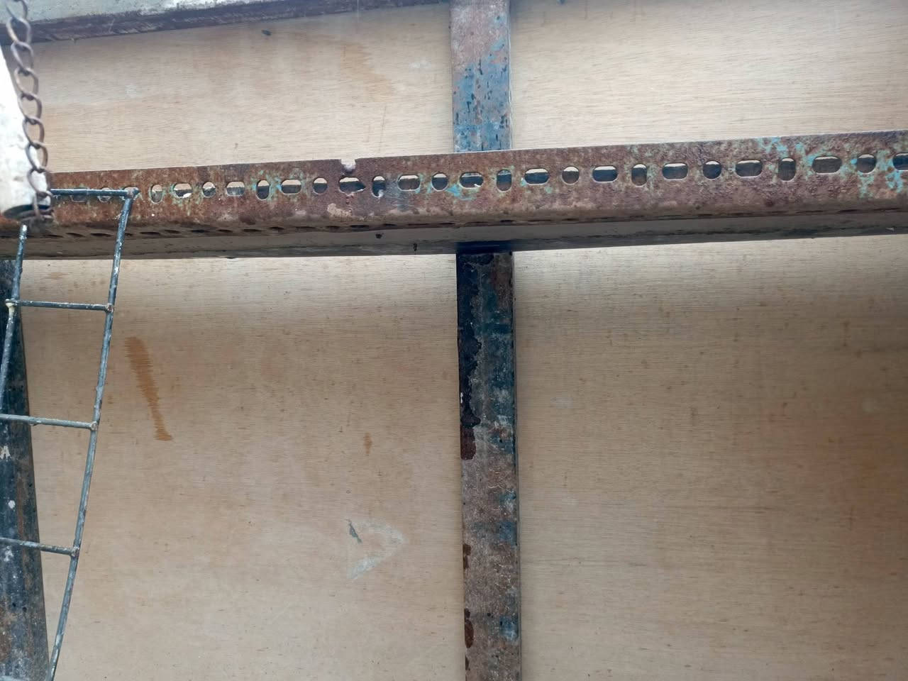 السلام عليكم ورحمة الله وبركاته خوان قفص بلابل تريده مال حمام يرهم قفص مرتب وحلو السعر 75 الف التصال عل رقم مكاني بروانه.  ***********
