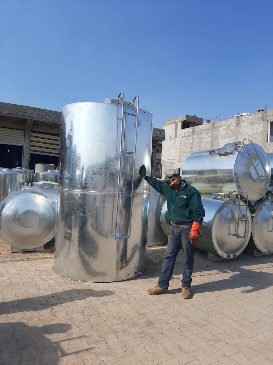 سلام عليكم لحيم تانكيات وكيزرات متنقل وعندي جديد للبيع انواع تانكيات وكيزرات الي يريد يخابر ع خاص *********** لو ع واتساب مكاني كركوك بين كوباني وواحد اذار
