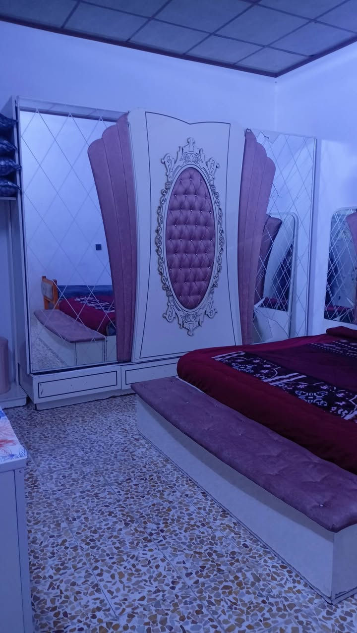 غرفة نوم تركي الغرفة
بس المراية مكسورة 
غرفة حلوه مرتبه 
السعر 275 وبيها مجال


**إذا كنت صاحب هذا الإعلان وتريد حذفه لأي سبب، رجاءا أرسل رسالة إلى الدعم الفني**