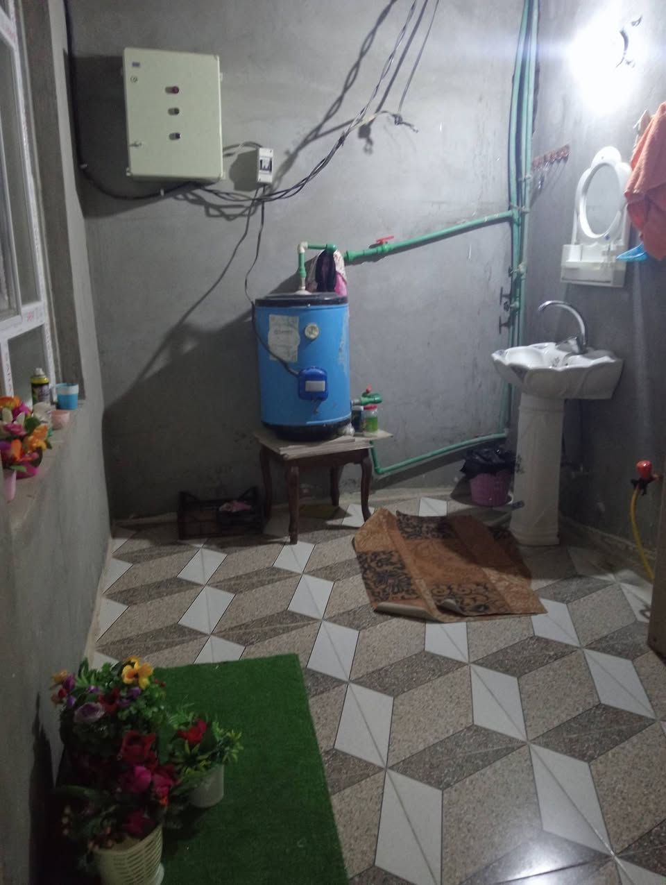 بيع مستعجل
مكلف بنشر
بيت علي طريق سنيه سياحي
غرفيتن صاله واستقبال
2صحياات
2حمامات 
مساحه 200👉متر
***********👉
