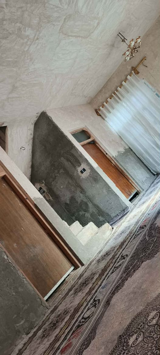 السلام عليكم بيت المساحه 175.م. مكان حي ميسان قرب سكلة الكرعاوي شارع الزوار شارع تبليط وكامل خدمات يحتوي على غرفتين 5×4.صاله9×4.مطبخ 3×4.صحيات داخليه وخارجيه مكاشيف 2×1.5.اساس وسكف صب كونكريت شغل درجه اولى مال جناي السطح مزفت وكامل  البيت بناء بلوك الطفيلي شرط شغله درجه اولى على شارع تبليط 10.م السعر 60استفسار *********** النجف, العراق
