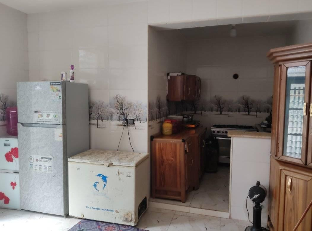 السلام عليكم
بيت للبيع المساحة 330 متر بالبيضاء يبعد عن سدة الكارضية 300 متر تقريبا بالبيضاء بشارع المدرسة الكرفانات الي بنوها جديد جوار حسينية بنت الهدى 
البيت يحتوي على
استقبال 6 ×4
غرفتين نوم 5×4
الصالة 9×4
مطبخ حار 2.5×2.5
مطبخ بارد 4.40×5.20
كراج 15 متر
حديقة 70 متر
السطح مطبك شتايكر
ترك مساحة ترهم مخزن أو غرفة 
البيت بناء طابوك مسلح كامل مكمل 
نقص فقط ستارة
بالإضافة إلى مشتمل مع البيت 
يباع أما البيت والمشتمل أو البيت فقط
الخدمات........
كيبل ضوئي
المدارس تبعد 70 متر
الكهرباء والمي والمجاري بالباب
عيادات طبية قريبة 
شارع رئيسي مو فرعي 10 متر  
للاستفسار اكثر خاص او اتصال+واتساب
***********
*********** دهل اوران, واسط
