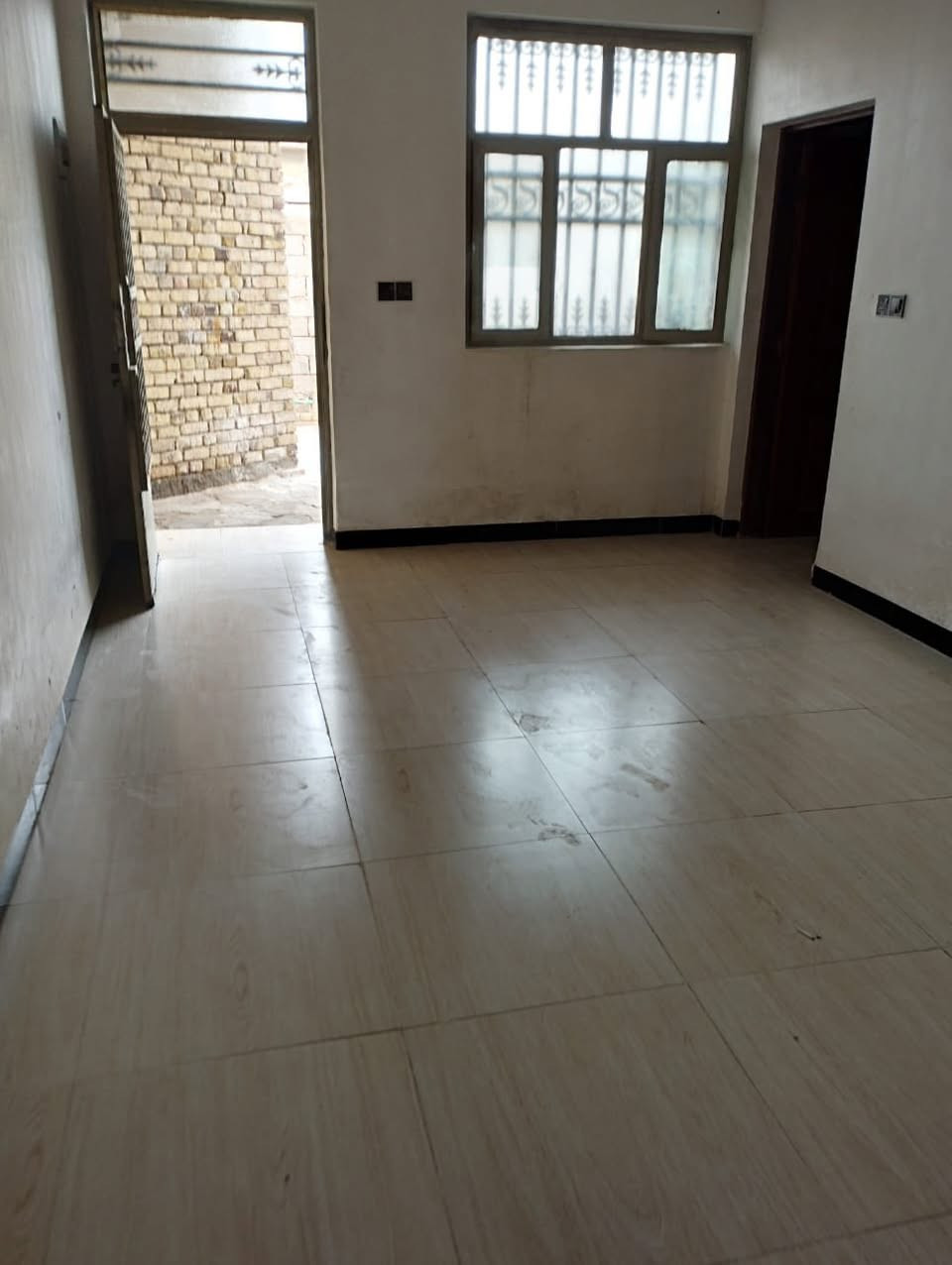 دار للبيع المساحه ٢٠٠م الواجهة ١٢/ونص النزال١٦م السعر ٧٨ وبي مجال للشراي العنوان الأمين الاولى خلف محطة وقود الشموس شارع سيراميك العيساوي كافة الخدمات ماء كهرباء مولده مجاري تبليط تلفون***********
