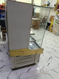 عارضة للبيع بيها 4رفوف  السعر 580وبيها مجال  للاستفسار اتصل على 077059...